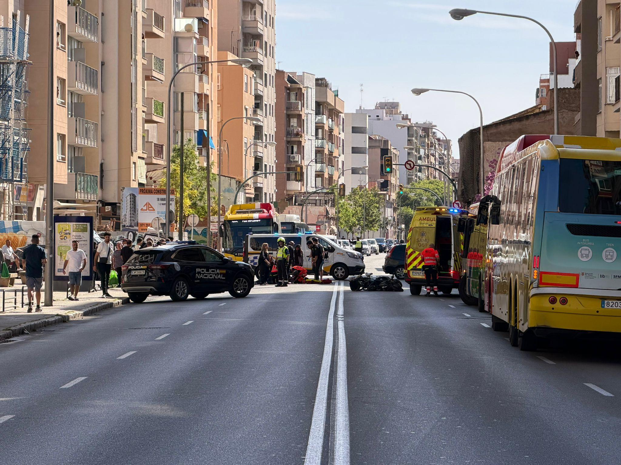 Dos heridos tras un choque entre una moto y una bicicleta que ha bloqueado la calle Aragón
