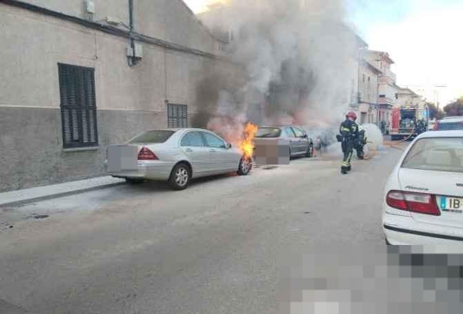 Investigan un fuego intencionado en Manacor que ha dejado calcinados tres vehículos