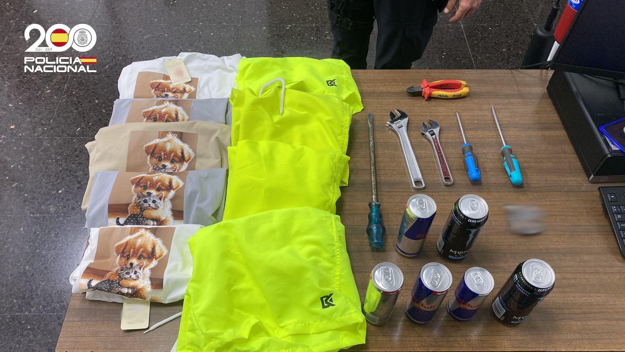 Arrestados en Platja de Palma tras robar varias latas de bebida energética y prendas de ropa