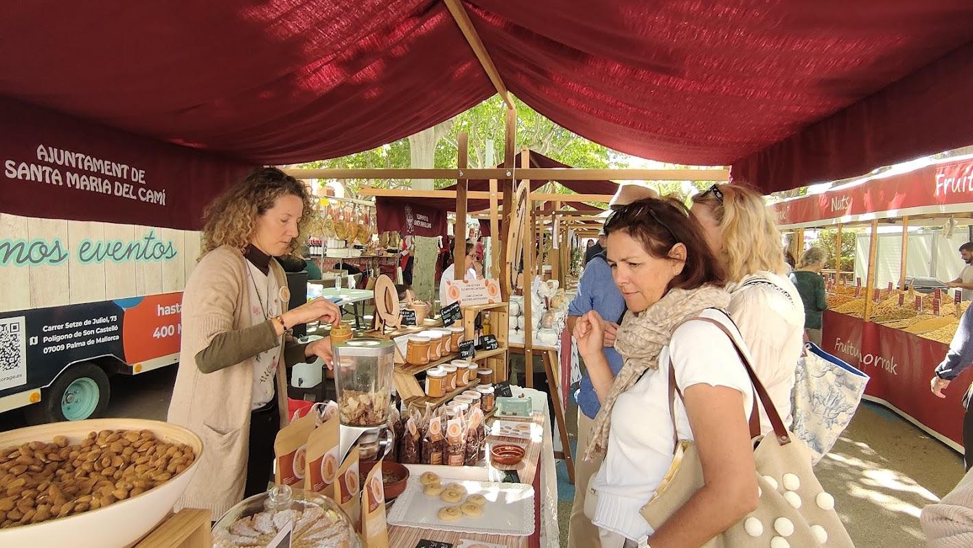 Producto local, artesanía y cultura brillan en una variada Fira de Santa Maria