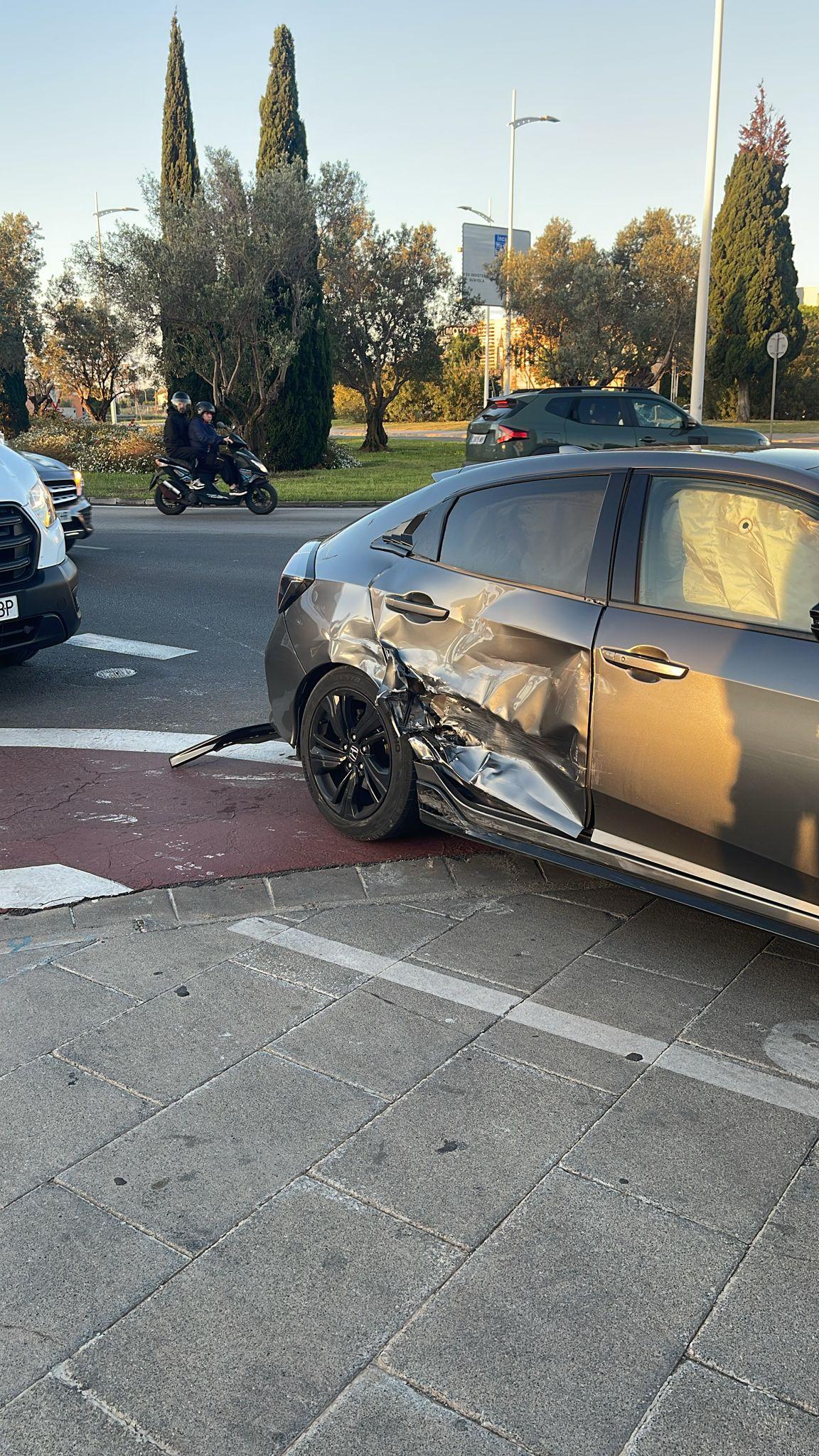 Un conductor se da a la fuga tras provocar un accidente al saltarse un ceda al paso en la rotonda de Vía Asima