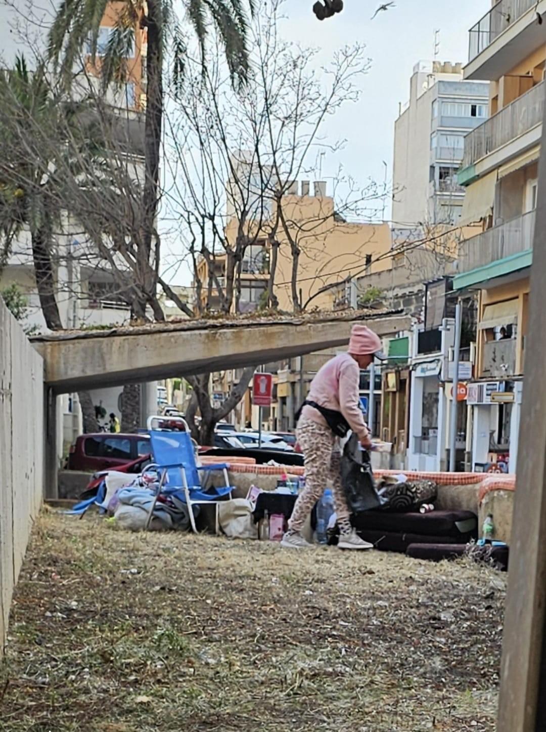 Una indigente instala un asentamiento en la plaza Reina María Cristina de s’Arenal