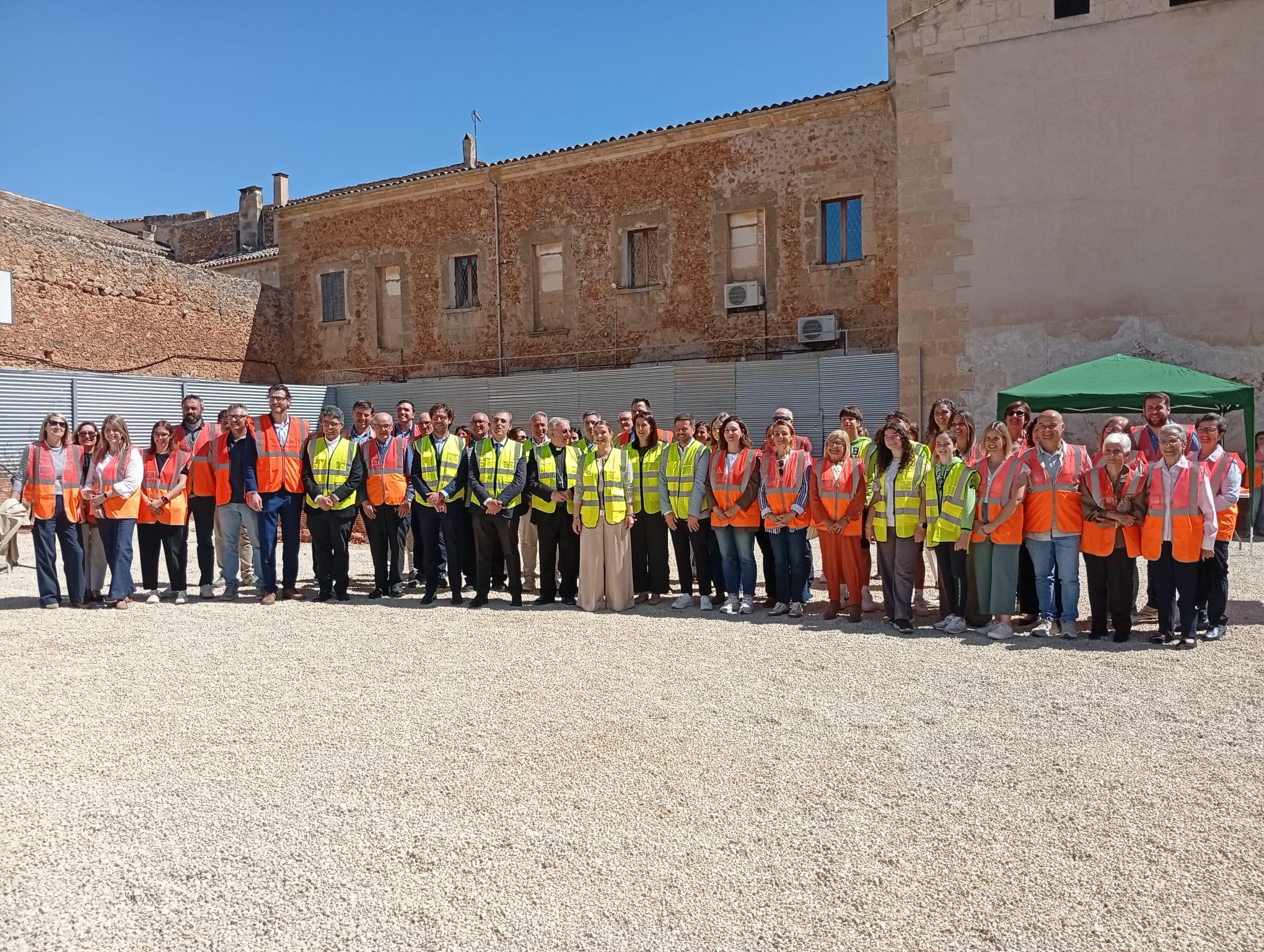 Prohens ha puesto la primera piedra de la ampliación del colegio Fra Joan Ballester donde fue alumna