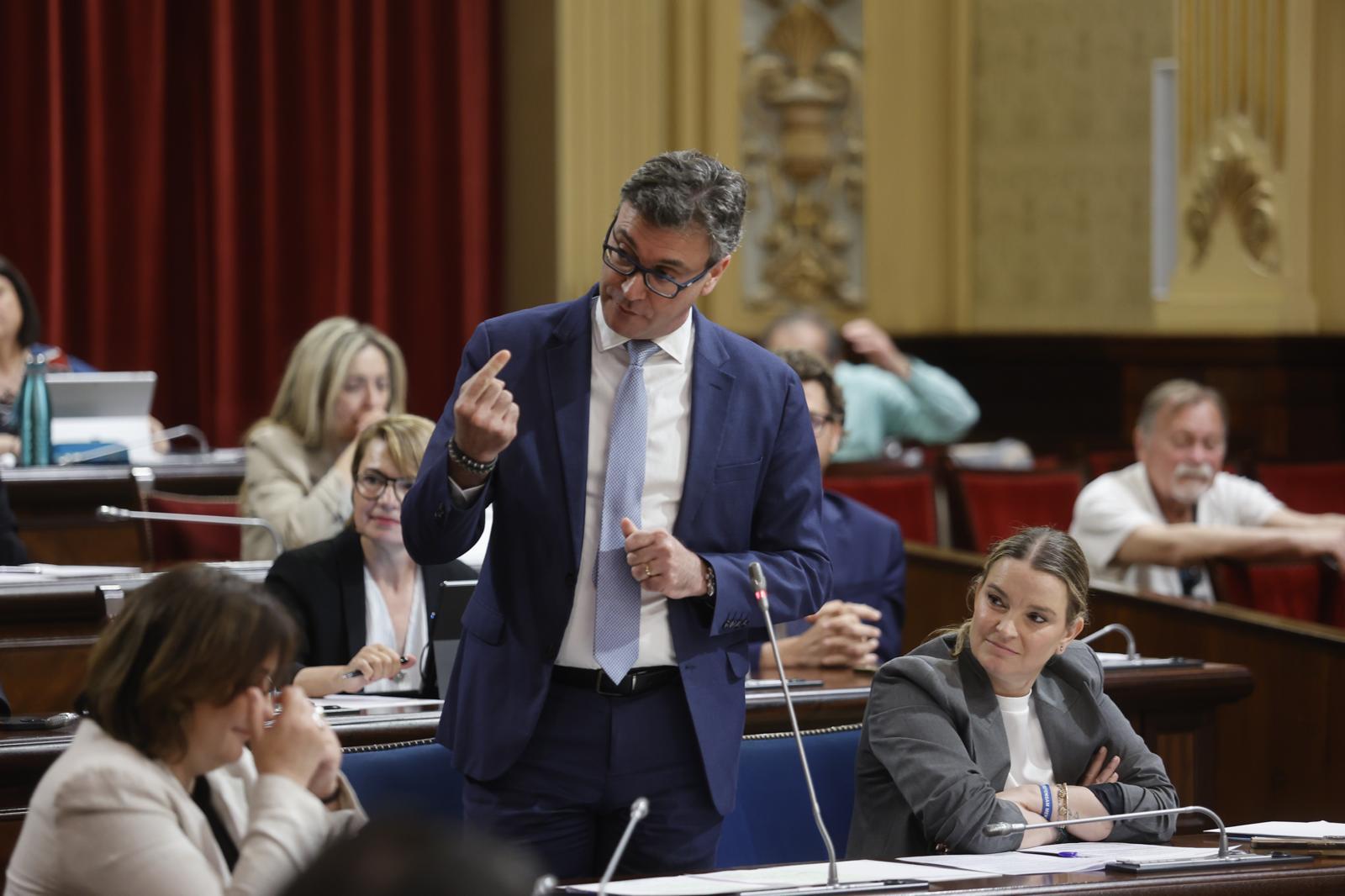 Vox escenifica su descontento con el PP por su acercamiento al PSIB: «Tienen nuevos socios, los de la banda del Peugeot»