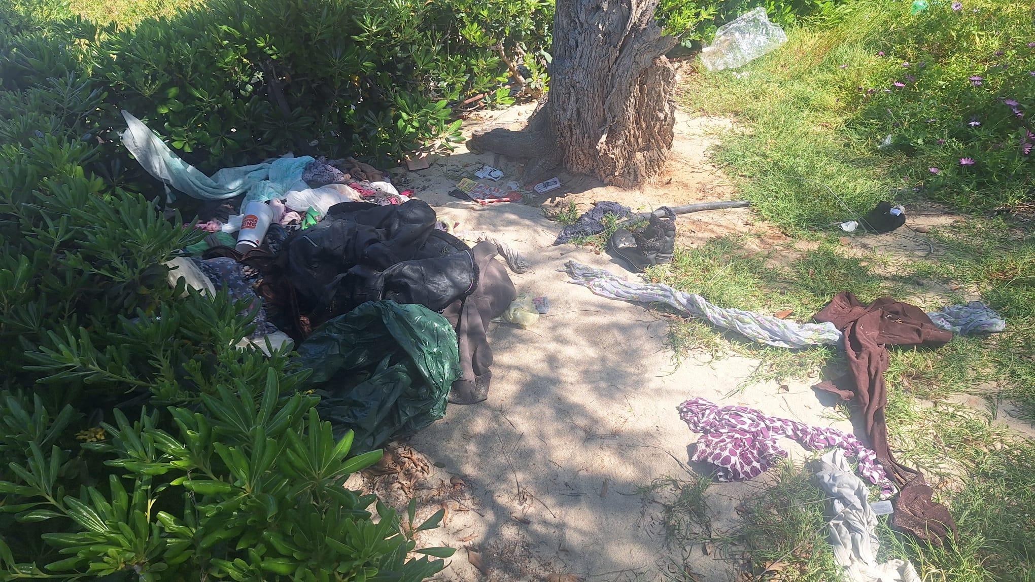 Indigentes, condones, botellas y suciedad varia en las zonas ajardinadas de la Playa de Palma