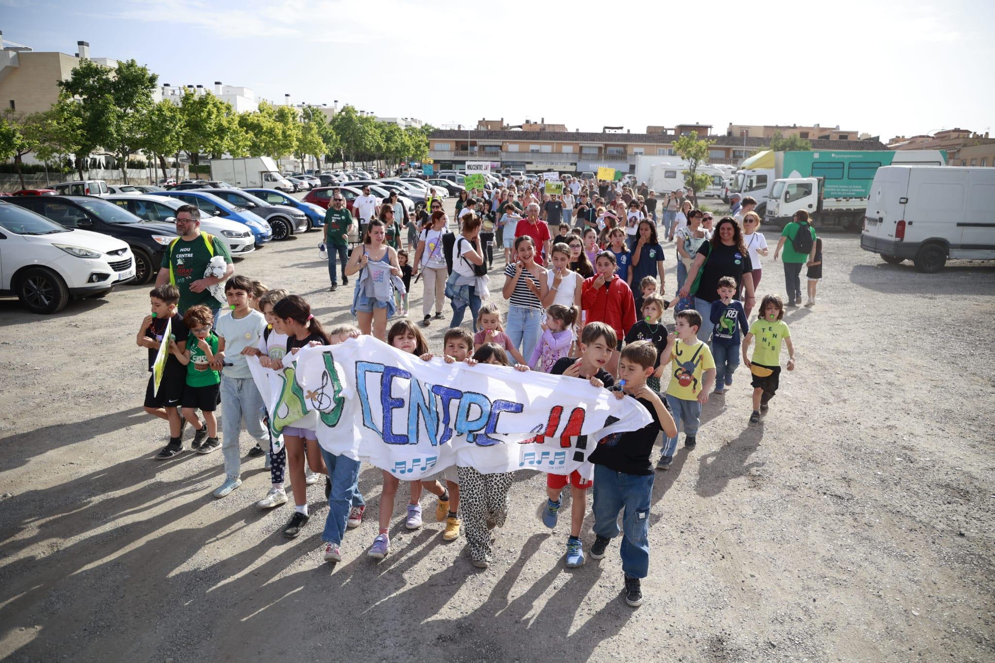 Más de 200 personas protestan en Palma por la construcción del colegio prometido hace una década