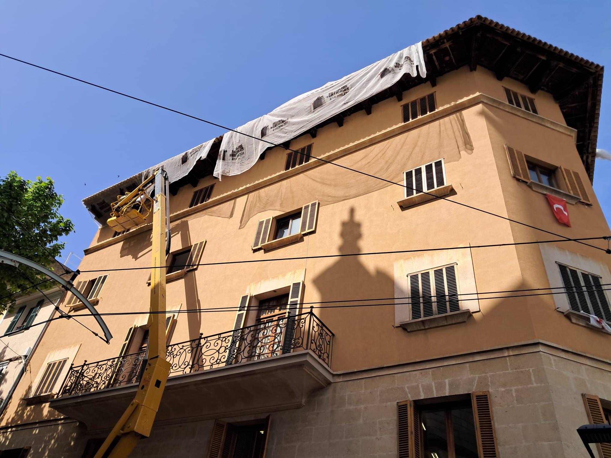 El peligro de desprendimiento obliga a asegurar la cornisa del Ajuntament de Sóller
