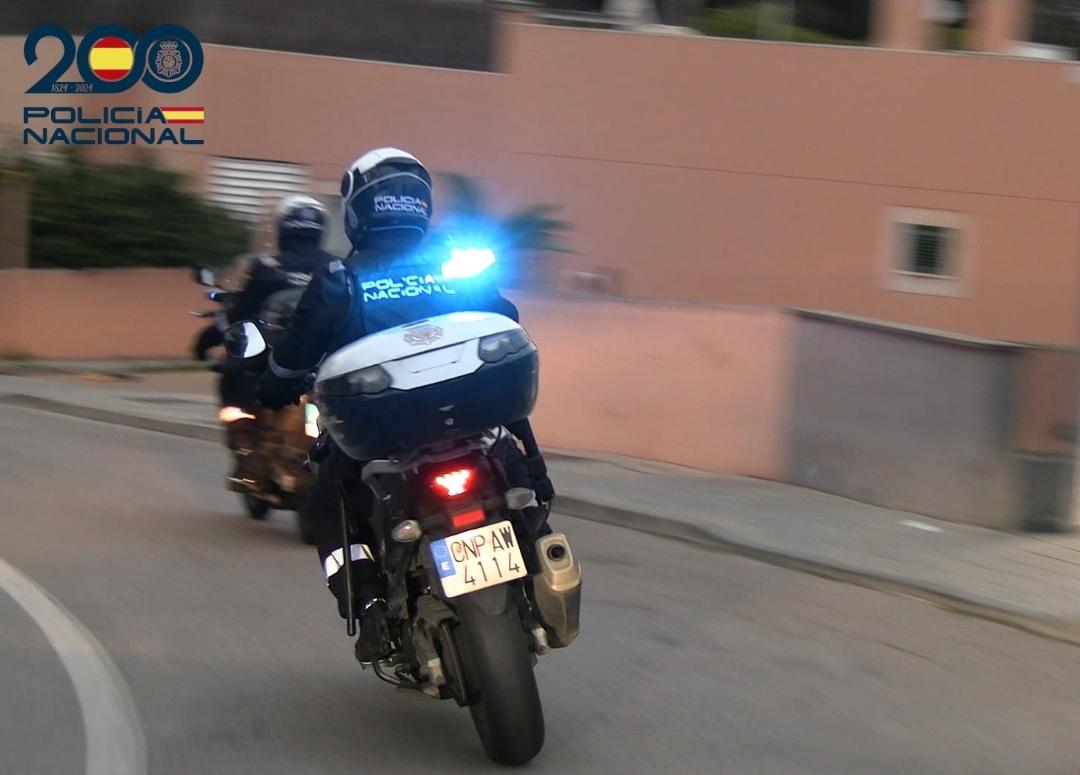Roban un coche y conducen de forma temeraria por calle Manacor intentando hacer chocar a los policías que les perseguían