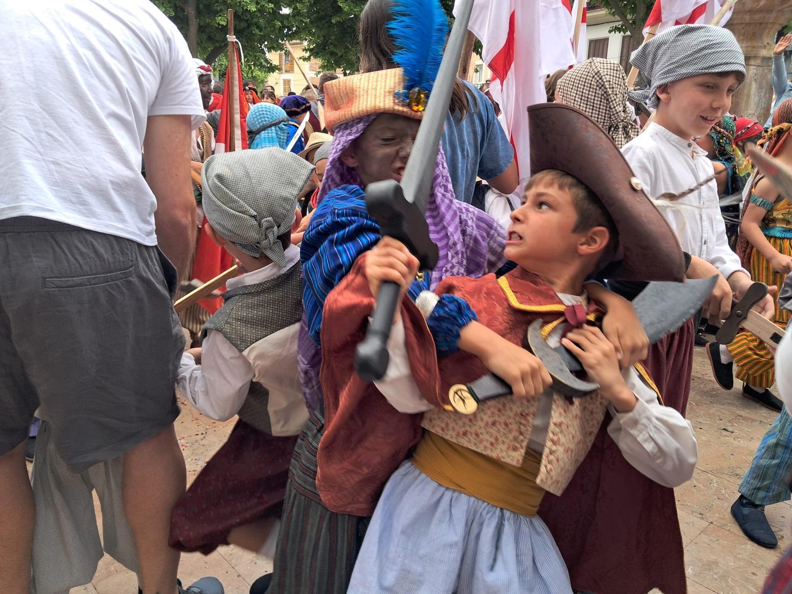 El Firó Infantil toma la plaza y garantiza el relevo generacional