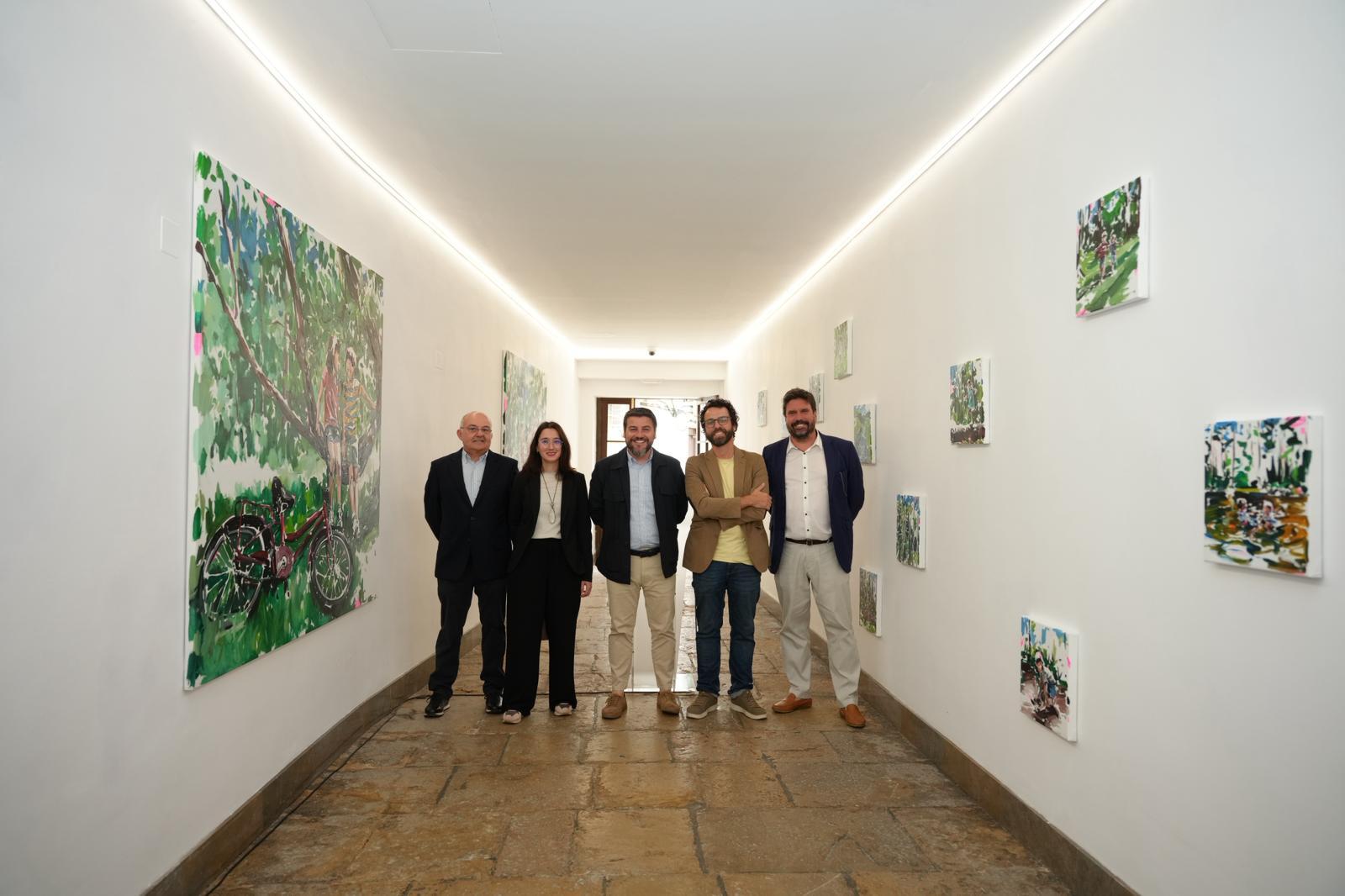 Félix Coll pinta de verde el corazón del Ajuntament de Palma con ‘Habitar la natura’