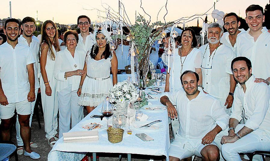 Cena en blanco en el Parc de sa Riera
