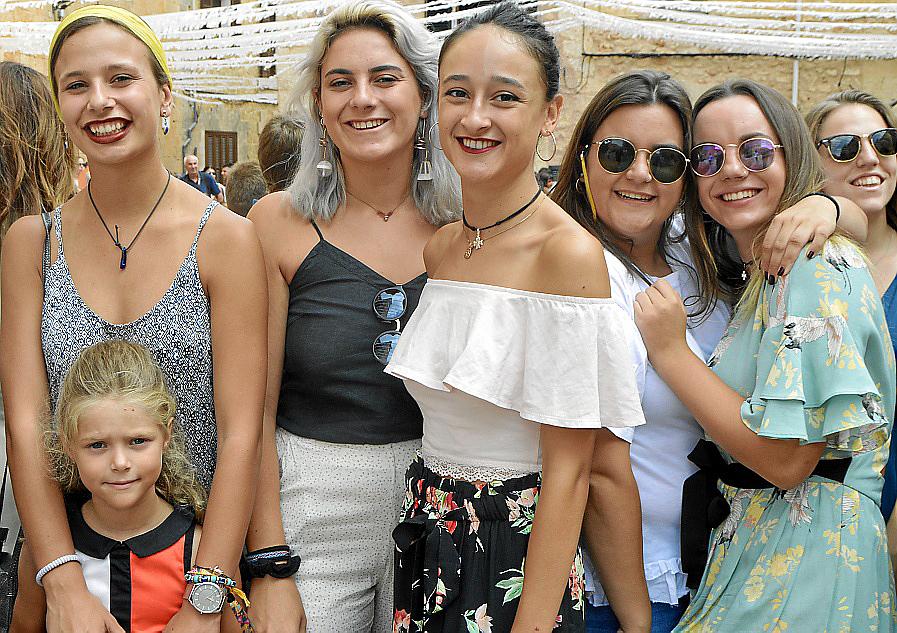 Los Cossiers danzan en Algaida