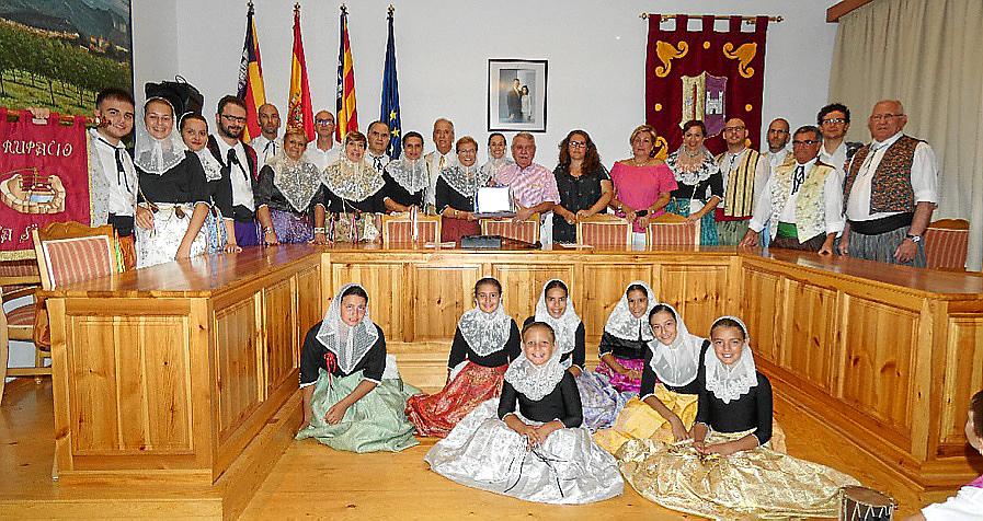 Acto de reconocimiento de la Agrupació Sa Sínia de Consell en su 25 aniversario