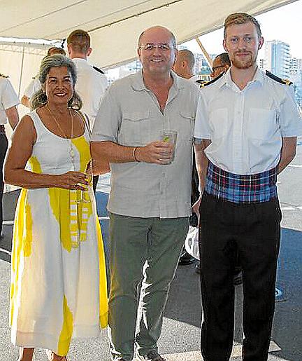 Cóctel a bordo del HMS Duncan de la Armada británica