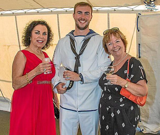Cóctel a bordo del HMS Duncan de la Armada británica