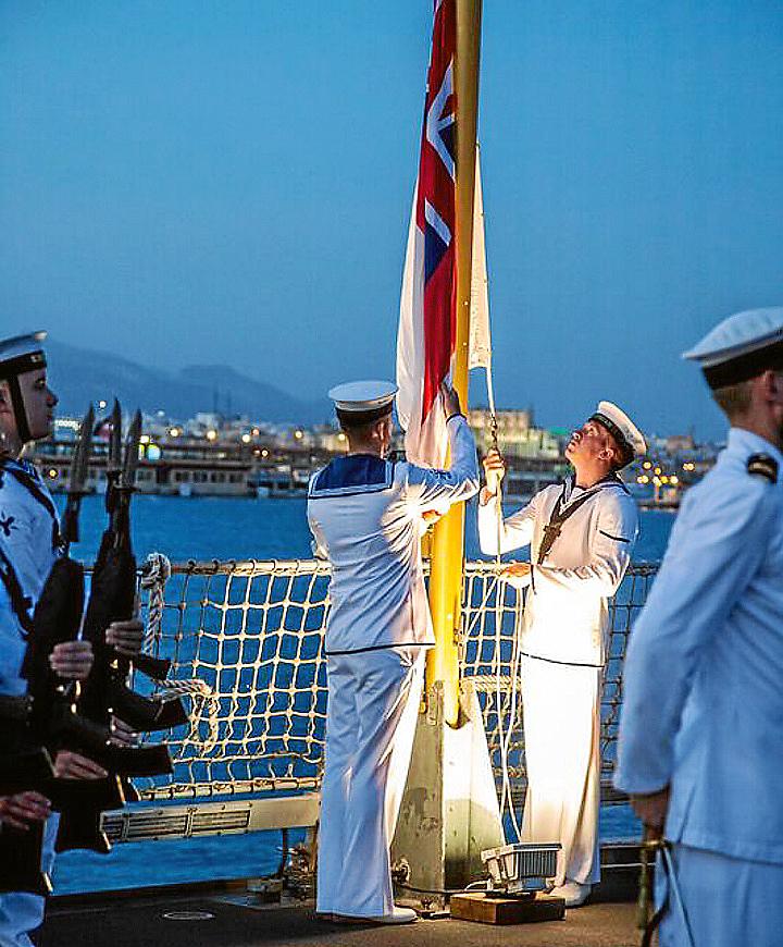 Cóctel a bordo del HMS Duncan de la Armada británica