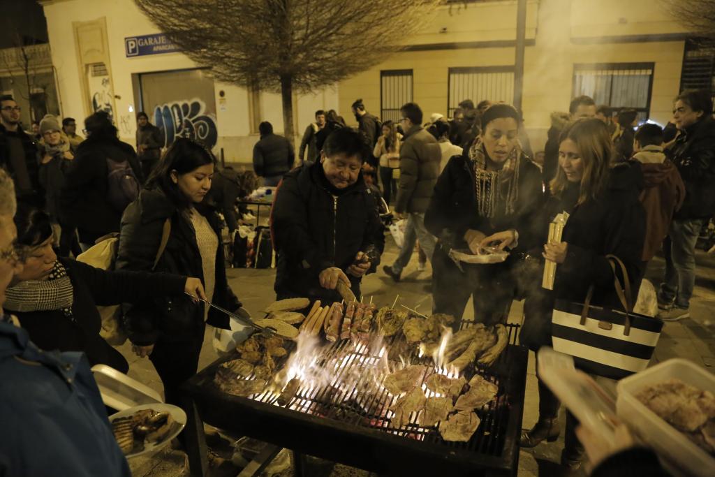 Mucha gente siguió al Sant Sebastià viviente hasta llegar al bar España.