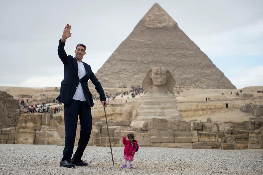 El hombre más alto del mundo y la mujer más baja posan juntos en Giza