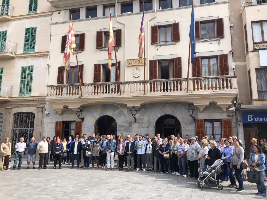 Mallorca guarda un minuto de silencio por los fallecidos en Sant Llorenç