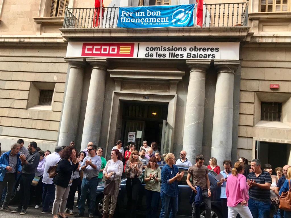 Mallorca guarda un minuto de silencio por los fallecidos en Sant Llorenç