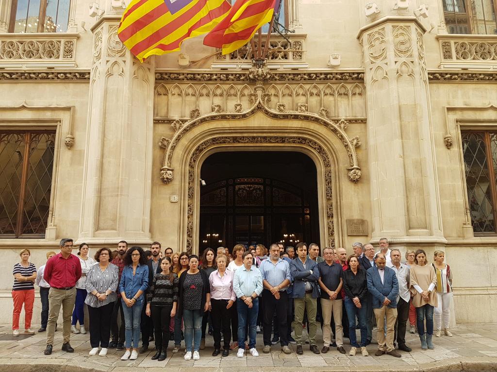 Mallorca guarda un minuto de silencio por los fallecidos en Sant Llorenç