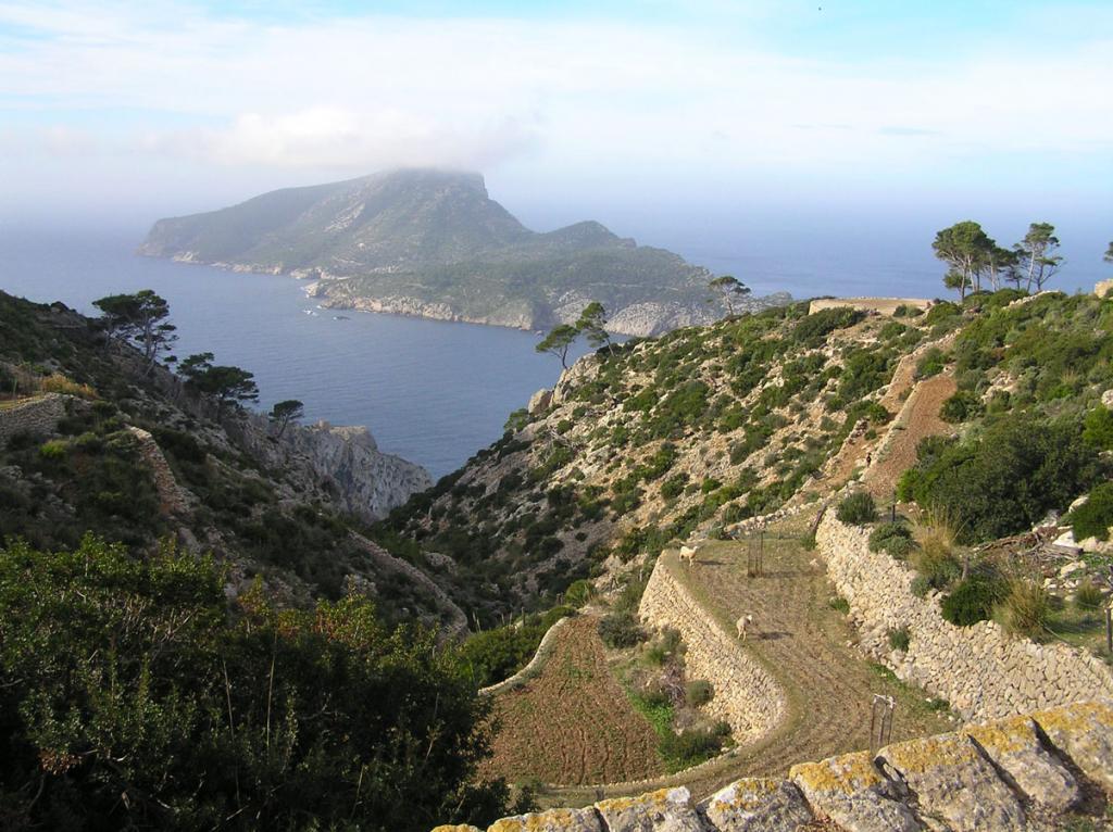 Vista de la Trapa y la isla Dragonera...