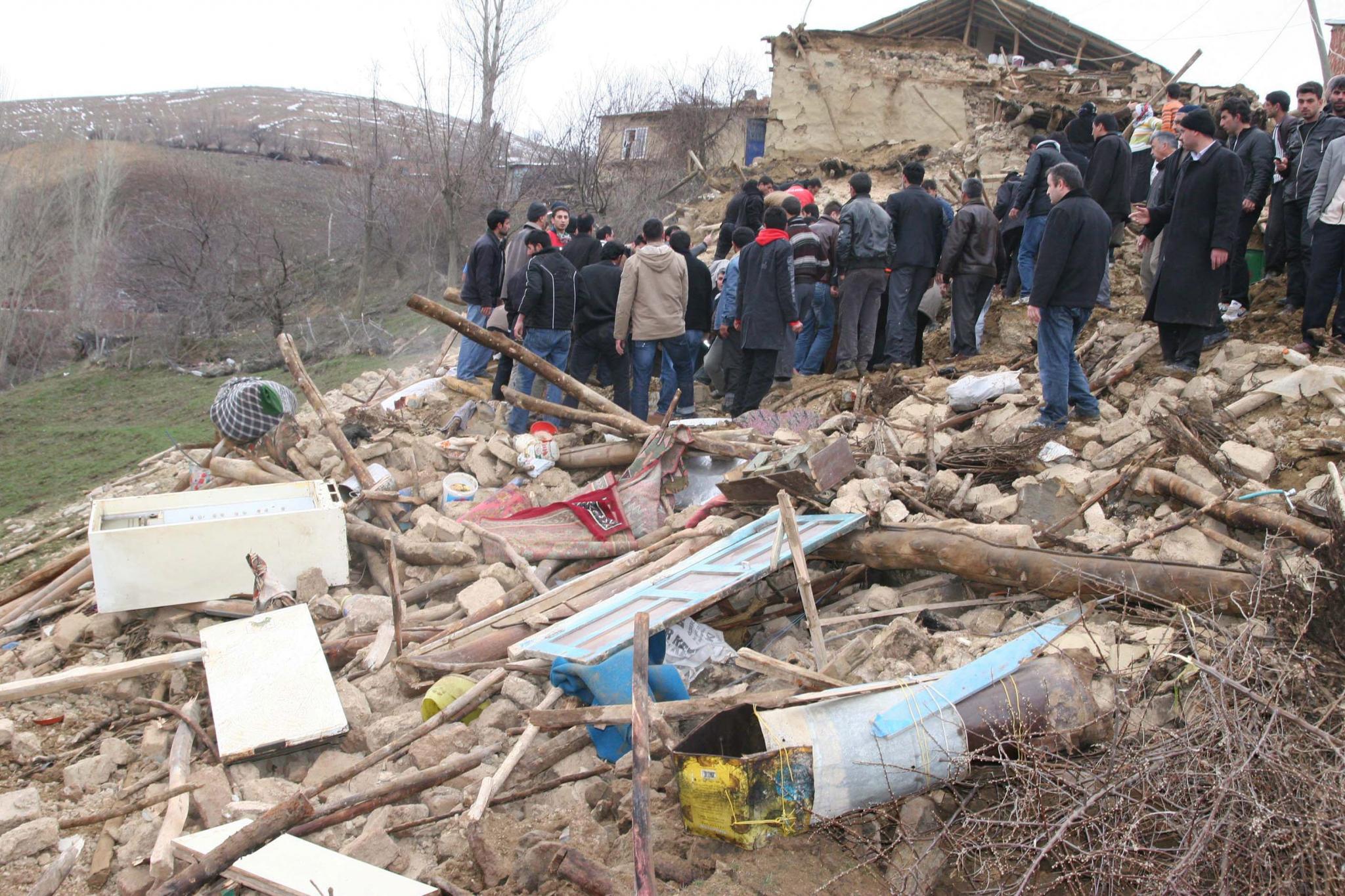 AL MENOS 41 MUERTOS EN EL ESTE DE TURQUÍA POR TERREMOTO DE 6 GRADOS