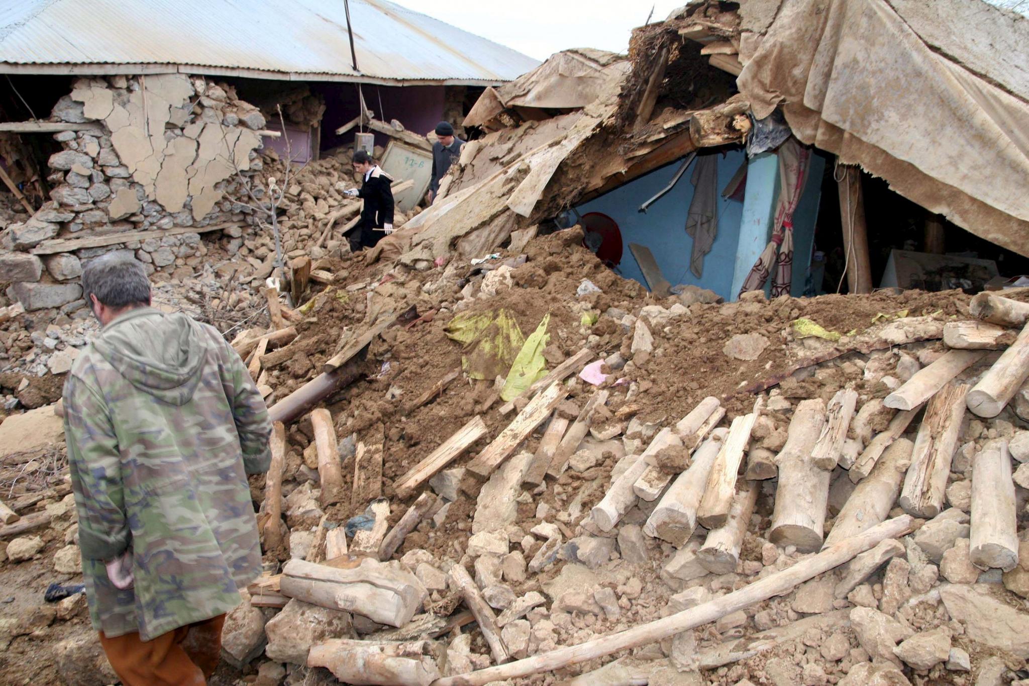 AL MENOS 41 MUERTOS EN EL ESTE DE TURQUÍA POR TERREMOTO DE 6 GRADOS