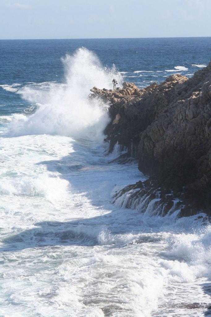 olas en cala agulla
