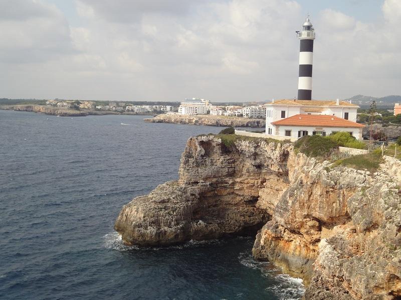 Faro vigilante sobre las olas