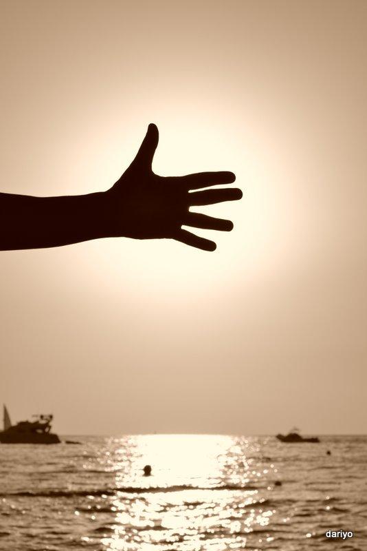 una mano al sol