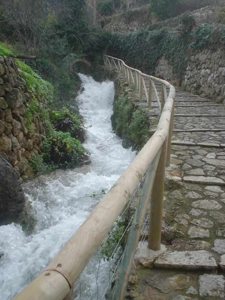 Puente Sobre Aguas Turbulentas