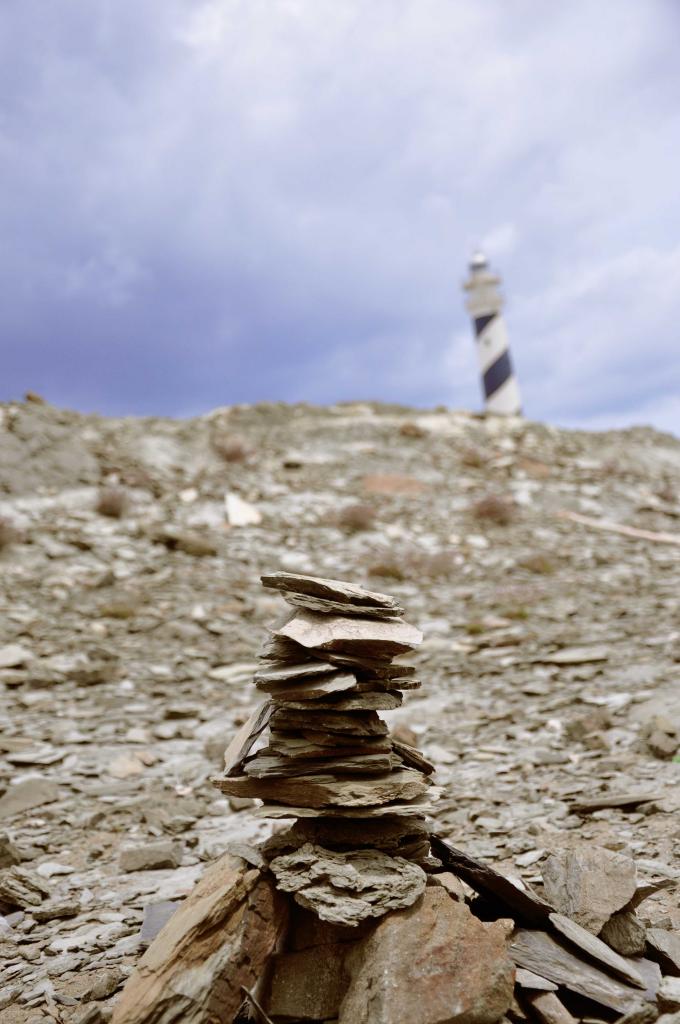 Esperances de pedra, acompanyades d'un far.