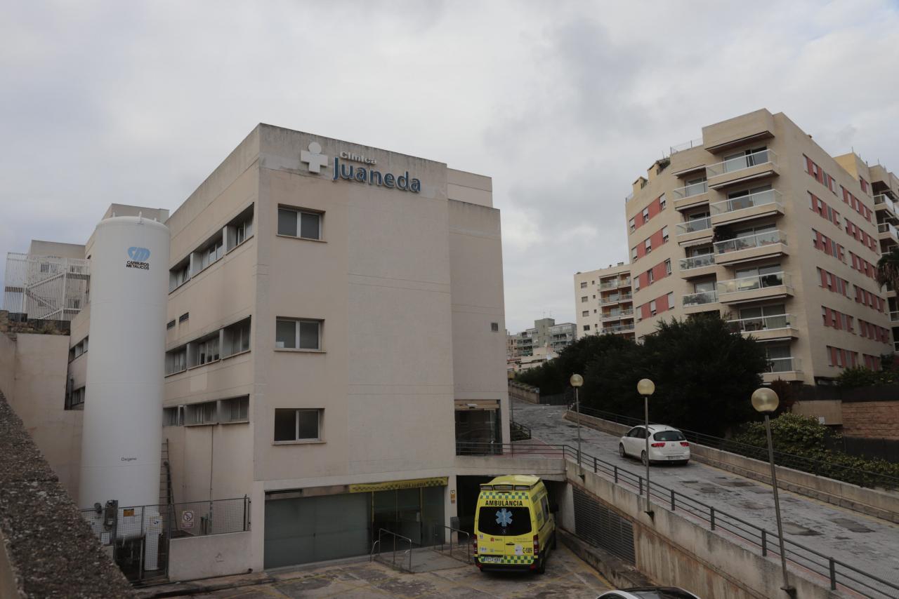 Herida grave una motorista al chocar contra una ambulancia en Palma Herida grave una motorista al chocar contra una ambulancia en Palma