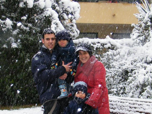 Una familia, disfrutando de la nieve.