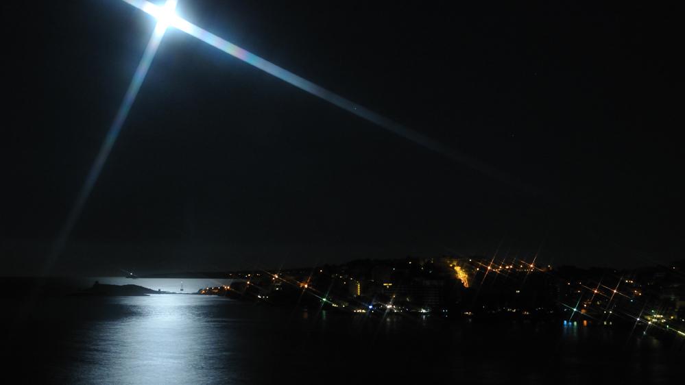 Luna Estrellada sobre la Bahía