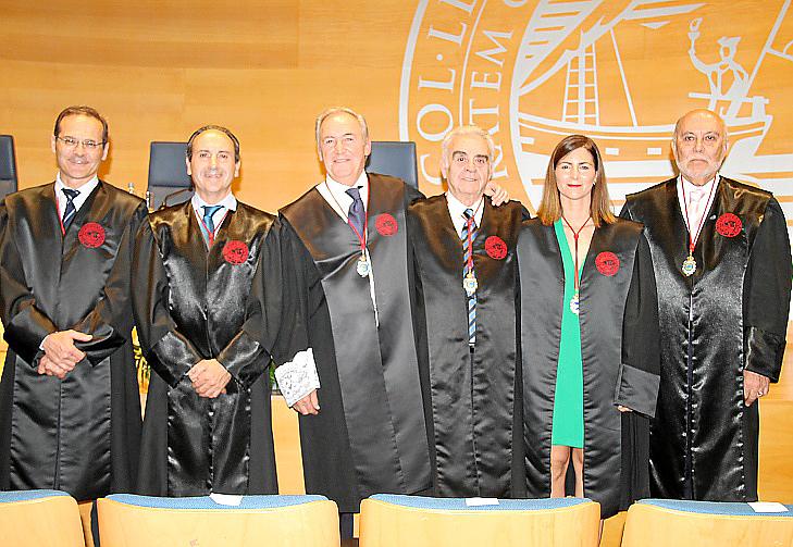 Entrega de insignias en el Colegio de Abogados