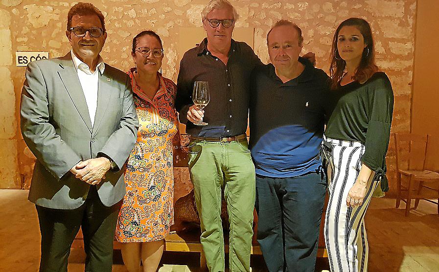 Cata solidaria en Bodegas JL Ferrer organizada por el Colegio de Economistas
