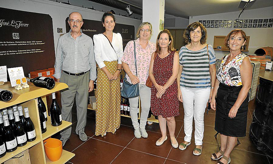 Cata solidaria en Bodegas JL Ferrer organizada por el Colegio de Economistas
