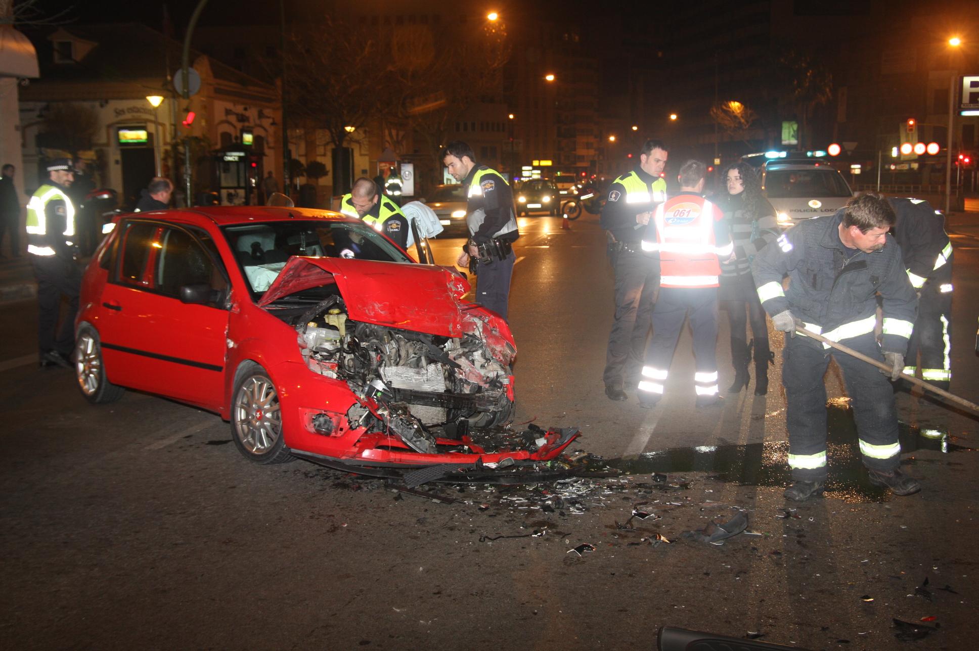 Espectacular accidente entre dos coches en Palma