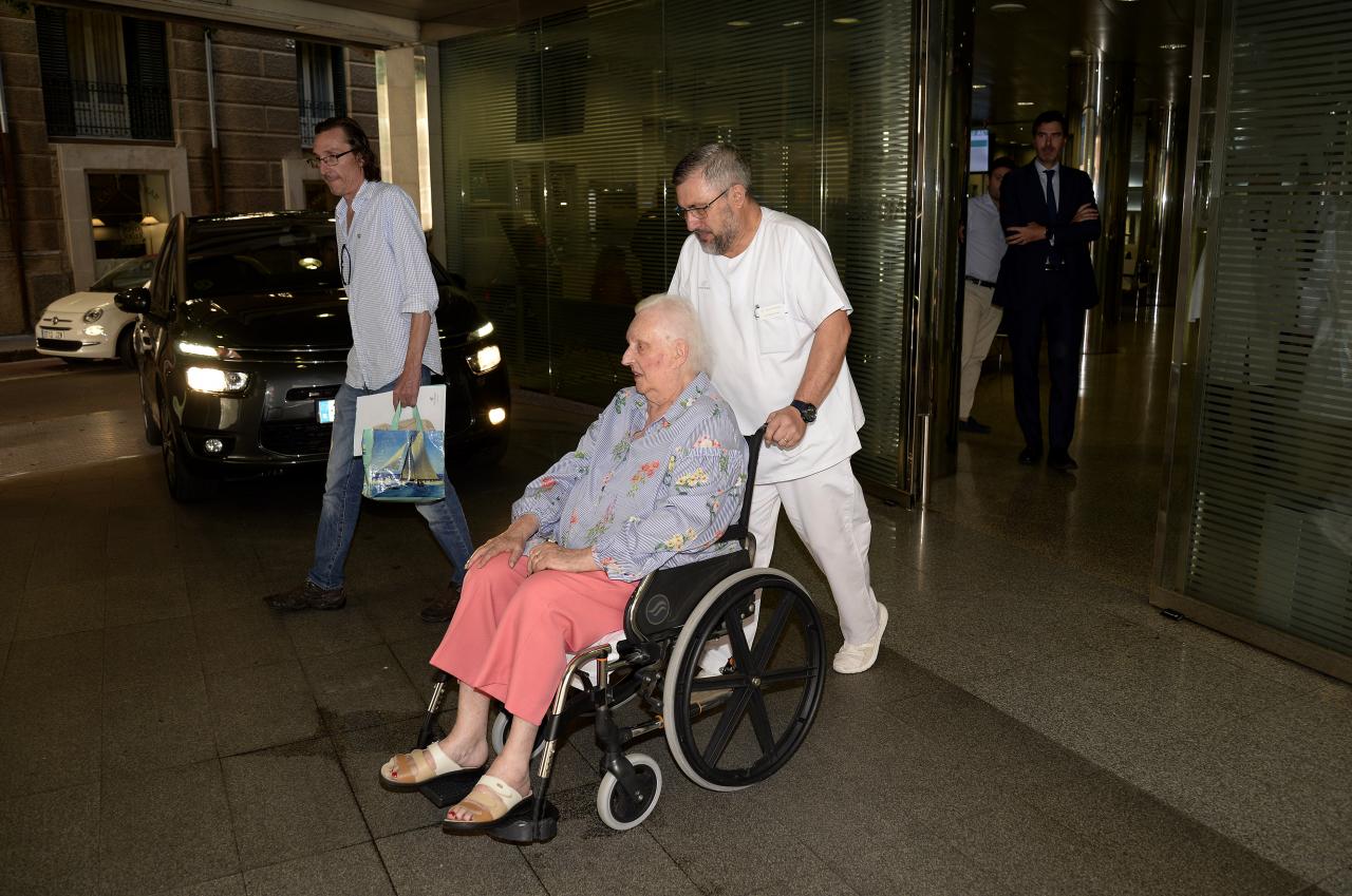 Doña Pilar de Borbón a la salida de la Clínica Rotger
