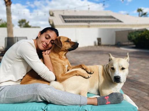 La ex nadadora mallorquina Marga Crespí, en su domicilio de Las Vegas y junto a sus perros.