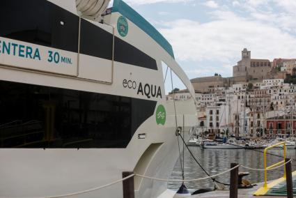 Una imagen de un ferry en el puerto de Vila.