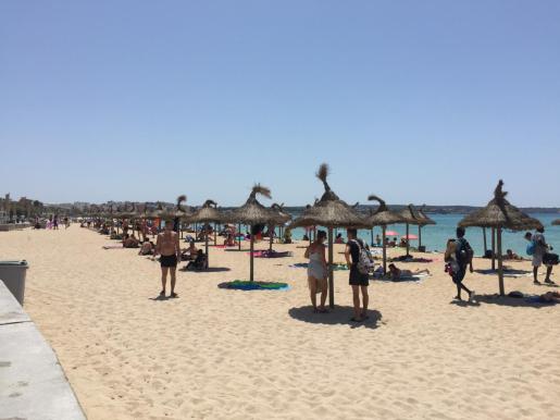 La Playa de Palma ya tiene sombrillas a la espera de que lleguen las