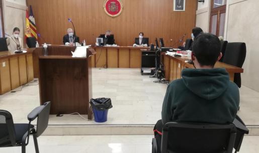 El joven ha reconocido este viernes en la Audiencia de Palma haber abusado de su novia de 15 años