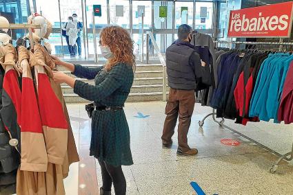 Las grandes superficies reciben el permiso para vender ropa de abrigo y aprovechar las rebajas