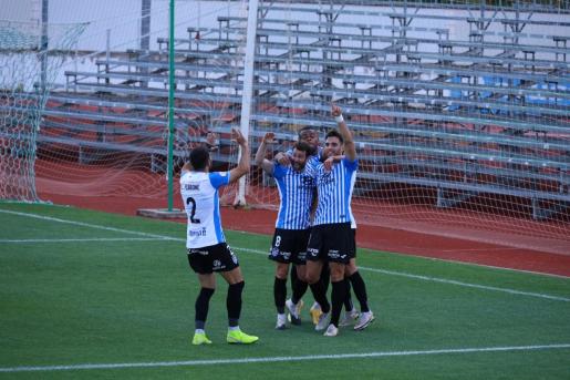 Los jugadores del Atlético Baleares celebran el 0-1, obra de Manel Martínez, en su visita al campo del Villanovense.