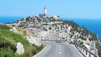 El primer día de restricciones de tráfico al faro de Formentor provoca retenciones en la playa.