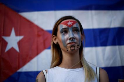 Una joven protesta en Cuba