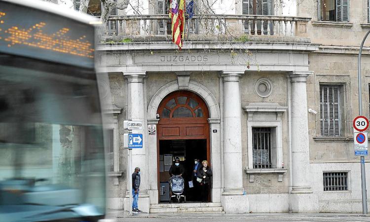 Condenados un abuelo y una madre en Palma por maltratar a su hijo por ser transexual